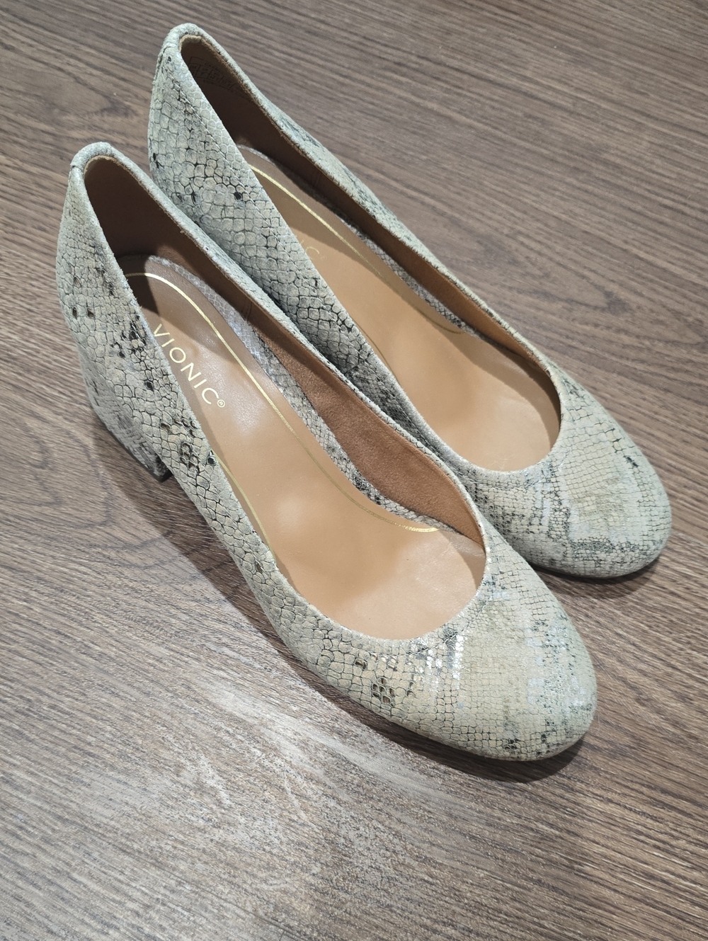 Vionic Women's Snake-Print Pumps in Light Gray and Cream 9.5